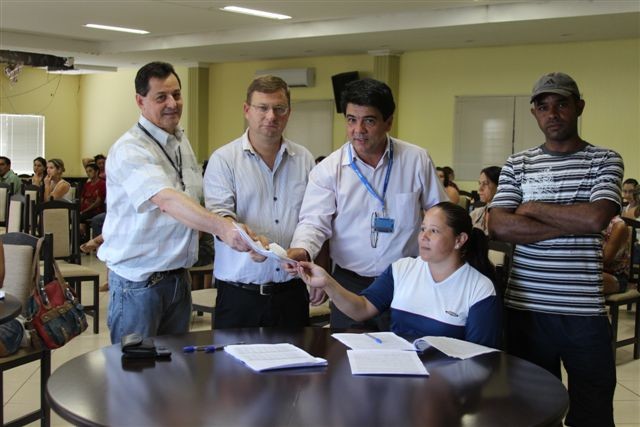 Famílias de Nova Prata do Iguaçu assinaram contratos de novas moradias