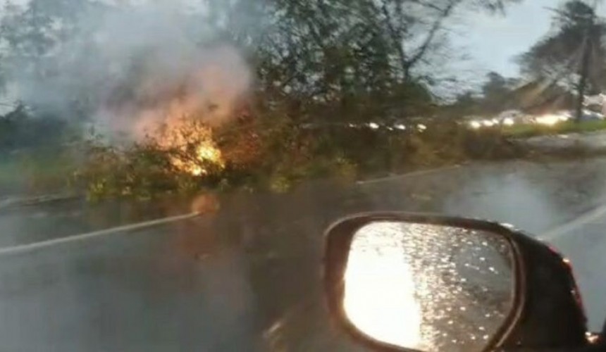 Temporal deixa 60 mil residências sem energia no Oeste e Sudoeste do Estado