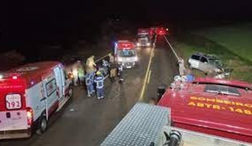 Grave acidente mata uma pessoa e deixa outras quatro feridas na PR-466