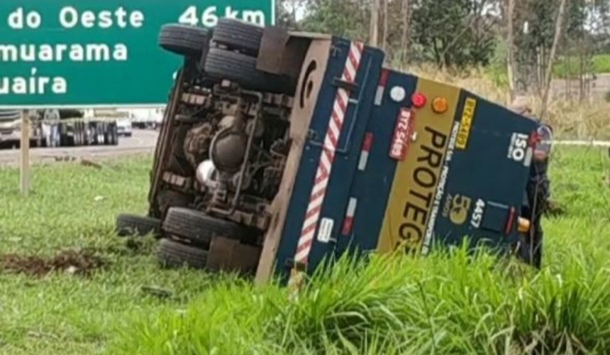 Carro-forte bate contra caminhão no Noroeste do Paraná