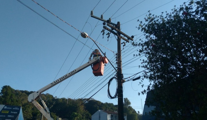 96,1 mil domicílios continuam sem energia elétrica no Paraná