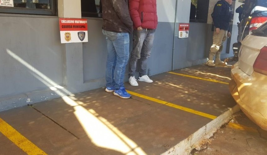 Dupla é presa transportando medicamentos ilegais em Lindoeste