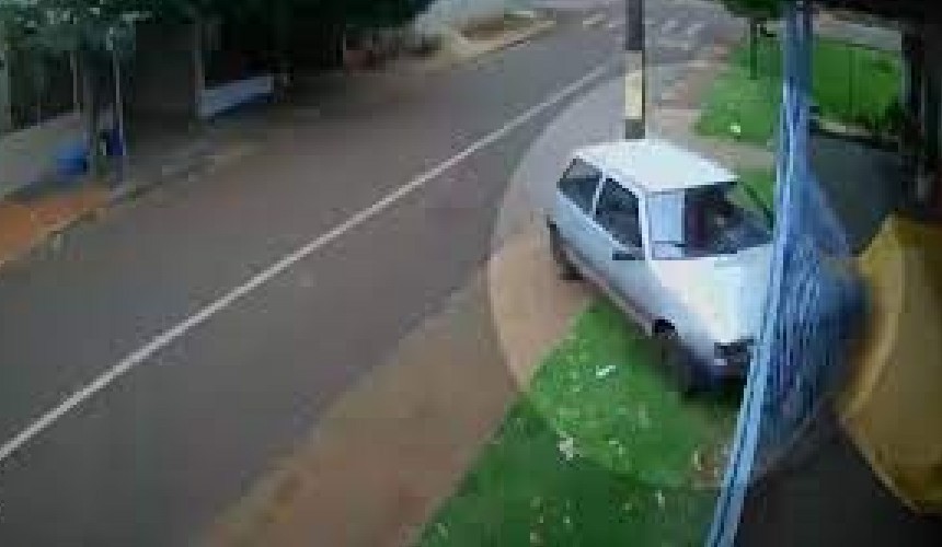 Carro bate contra sede do Corpo de Bombeiros de Palotina