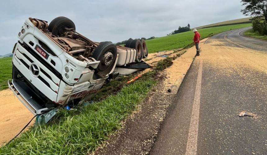 Motorista de Cascavel tomba caminhão no Sudoeste do Paraná