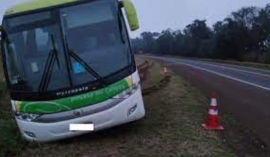 BR 277: Motorista perde controle de direção de ônibus e veículo sai da rodovia