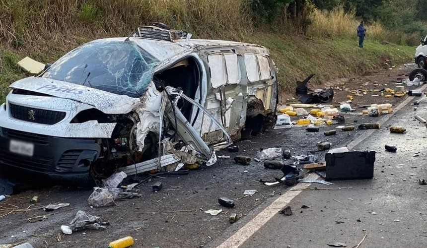 Grave acidente em Nova Londrina parte carro ao meio, causa morte e deixa feridos