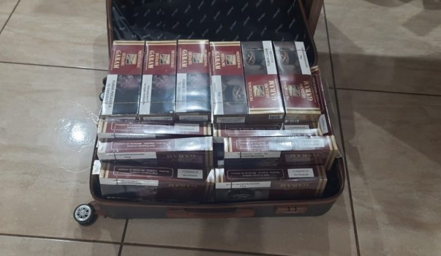 Jovens são detidos pela PM com malas carregadas de cigarros