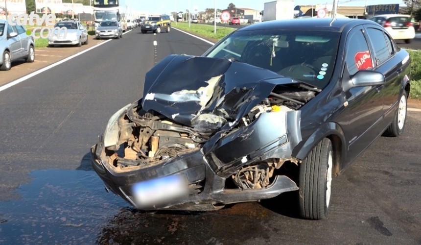 Três feridos em acidente entre carro e carreta na BR-277 em Foz do Iguaçu