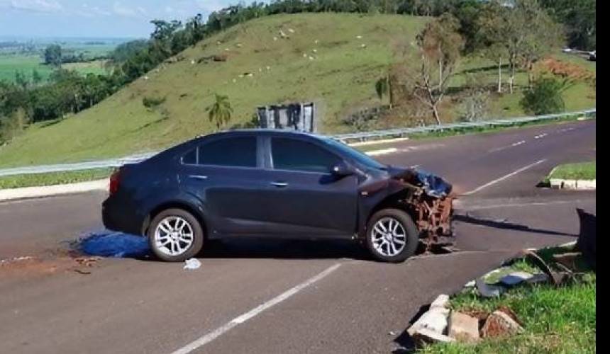 Caminhão carregado com leite se envolve em acidente com carro na PR-180 em Boa Vista da Aparecida