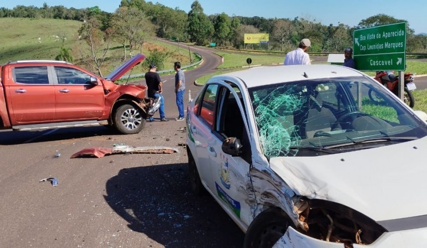 Veículo da prefeitura de Boa Vista da Aparecida se envolve em acidente no trevo de acesso a PR-180