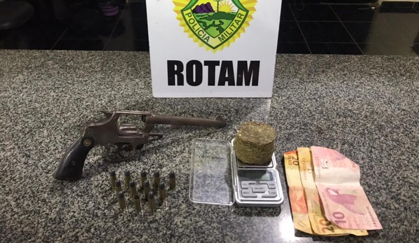 Após denúncias, dupla é abordada com droga e revólver em Capitão