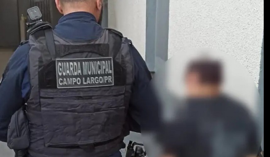 Mulher tenta enforcar filho de 12 anos com corrente após ele se negar a entregar celular