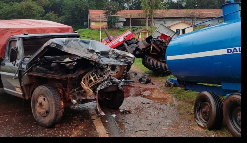 Trator parte ao meio em acidente com caminhonete em Capanema