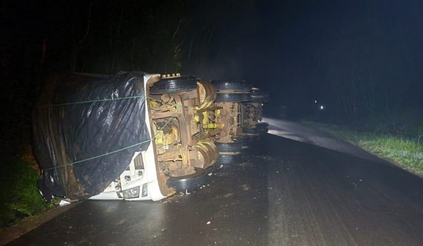 Motorista fica ferido em tombamento de caminhão na PR-471 em Catanduvas