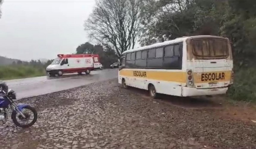 Jovem morre após acidente entre moto e ônibus na PR-566