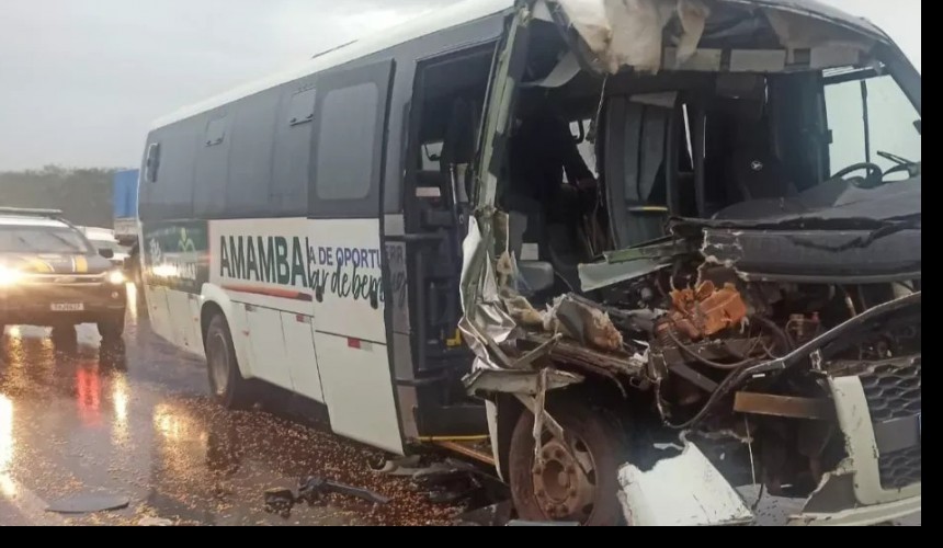 Grave acidente na BR 467 envolve ônibus com pacientes e carreta em Cascavel
