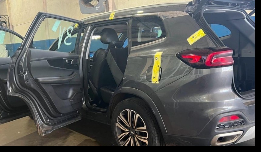 Mercadorias avaliadas em R$ 460 mil são encontradas em carro de policial