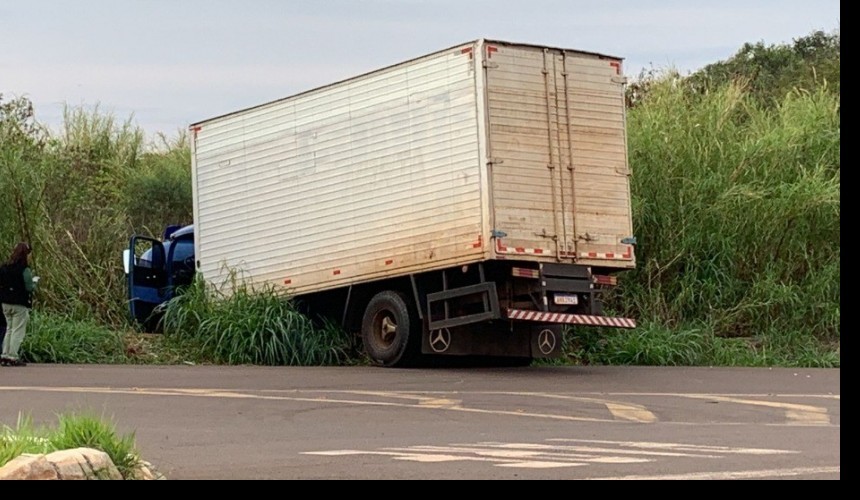 Motorista perde controle da direção após mal súbito e sai da pista às margens da BR-277