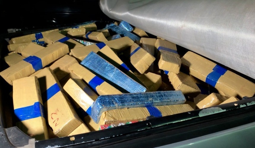 Picape com quase 400 quilos de maconha é apreendida pela PRF na BR 277, em Cascavel