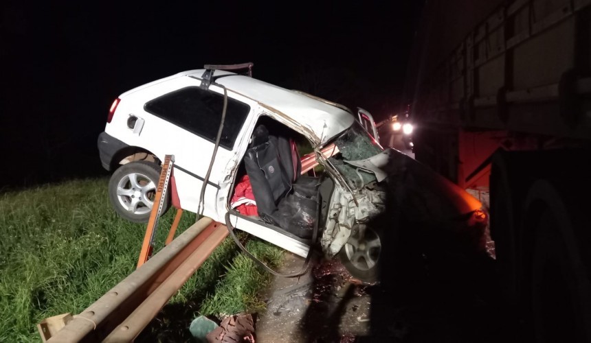 Grave acidente entre carro e caminhão deixa três feridos na BR-280