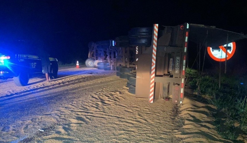 Carreta tomba e soja fica espalha pela BR 369 em Cascavel