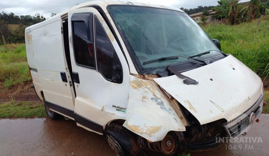 Aquaplanagem faz Van bater em mureta na BR-163 entre Capitão e Santa Lúcia