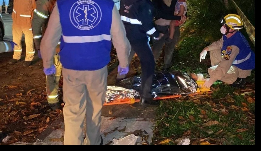 Carro bate contra árvore em Cascavel e deixa oito feridos