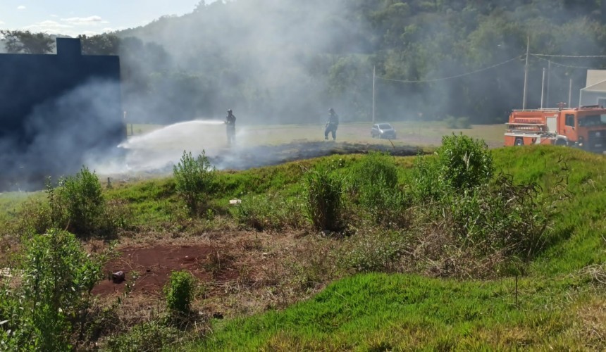 Bombeiros combateram incêndio no loteamento Claudia em Capitão