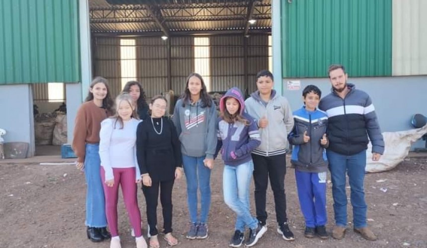 Adolescentes do Espaço Crescer adquirem conhecimento através de visita na cooperativa de recicláveis de Capitão