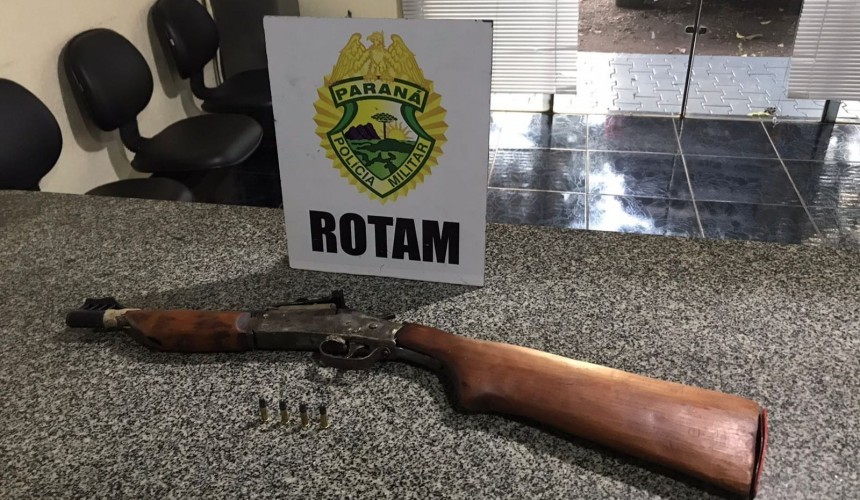 Rotam detém rapaz de 21 anos e apreende arma de fogo e munições em Capitão