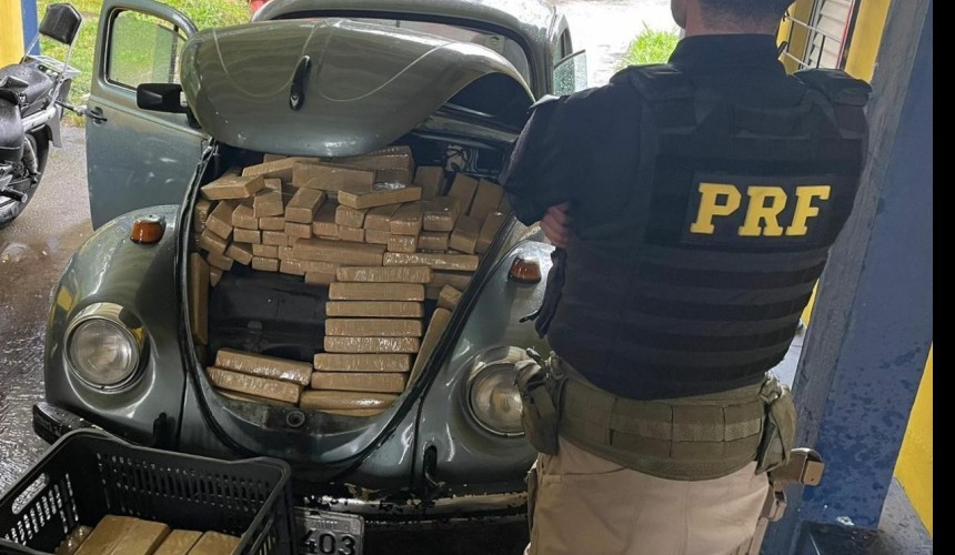 Condutor foge da PRF e abandona Fusca com mais de 150 quilos de maconha