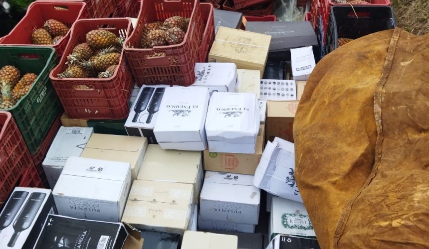 Caixas de vinho contrabandeados foram aprendidos em meio a carga de abacaxi em Capitão L. Marques