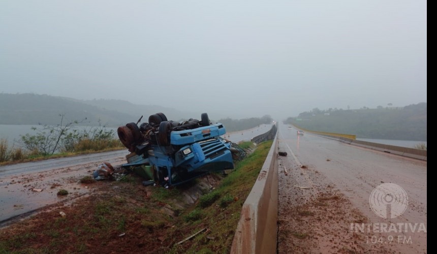 Carreta fica destruída em tombamento na BR-163 em Capitão
