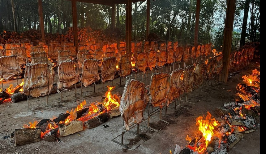 Festeiros madrugam para organizar a cozinha e churrasco na maior festa de Capitão