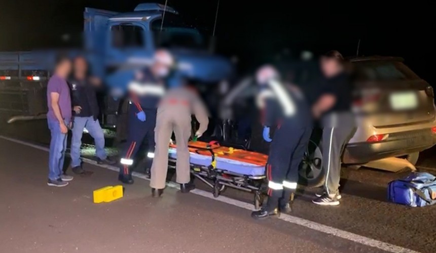 Caminhão bate de frente com automóvel na BR 277 em Cascavel