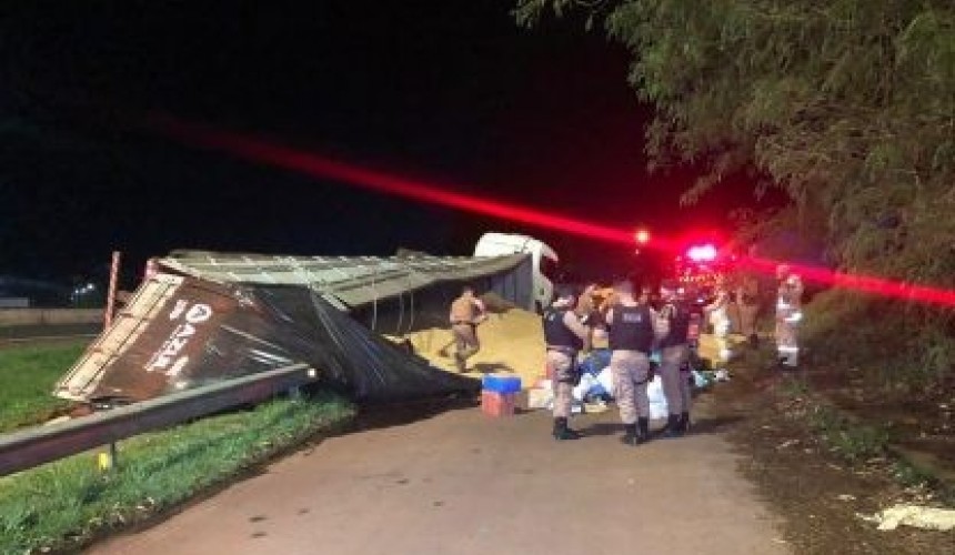Carreta carregada com drogas tomba na BR-467 em Cascavel