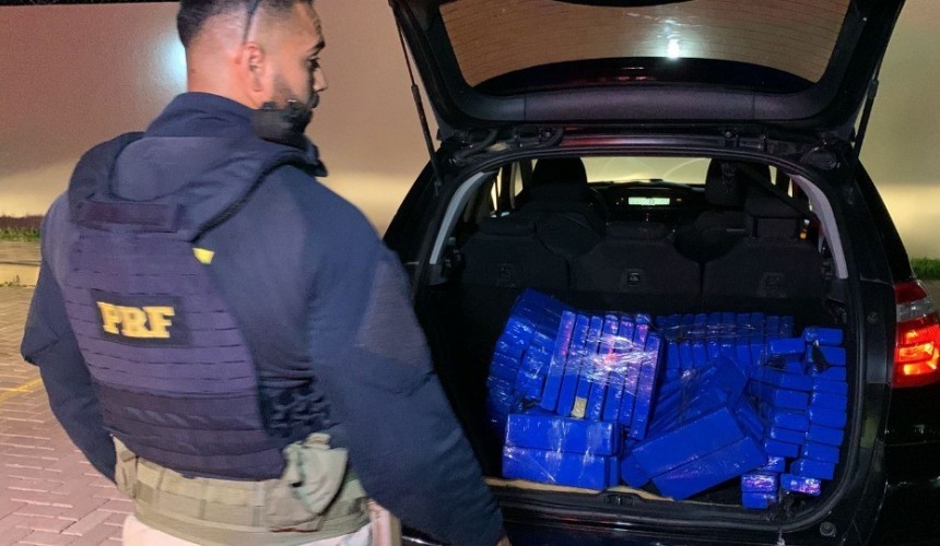 Carro com tabletes de maconha é apreendido em Cascavel