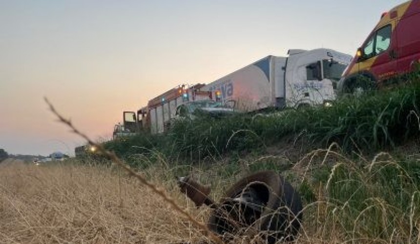 Acidente entre três carros deixa motorista em estado grave na BR-277