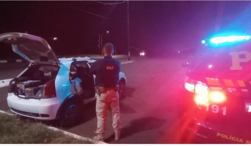 Carro roubado é apreendido com 268kg de maconha na BR 277