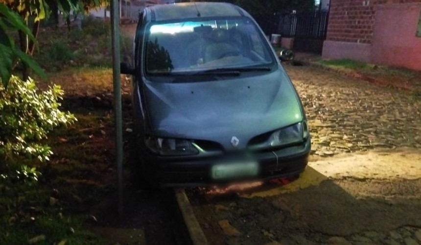 Condutor visivelmente embriago é detido pela Polícia Militar de Capitão depois de dirigir em alta velocidade e acavalar veículo em meio-fio