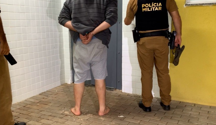 Homem é preso pela Polícia Militar após atingir esposa com pedrada na cabeça