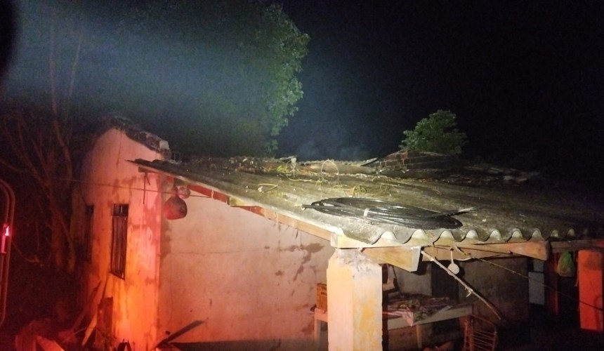 Casa é completamente destruída por incêndio no interior de Lindoeste