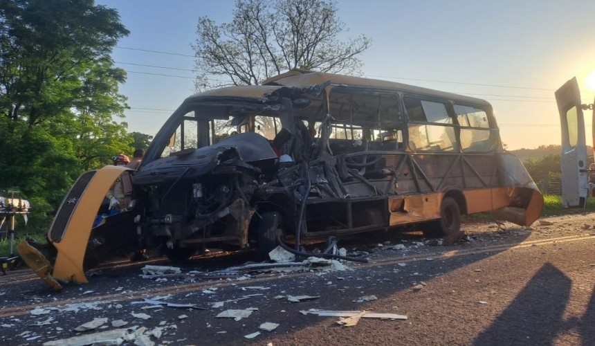 Acidente envolvendo micro-ônibus com trabalhadores e caminhão deixa vários feridos entre Dois Vizinhos e Verê