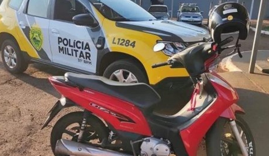 PM flagra mulher conduzindo moto na contramão e com criança no colo em Assis Chateaubriand