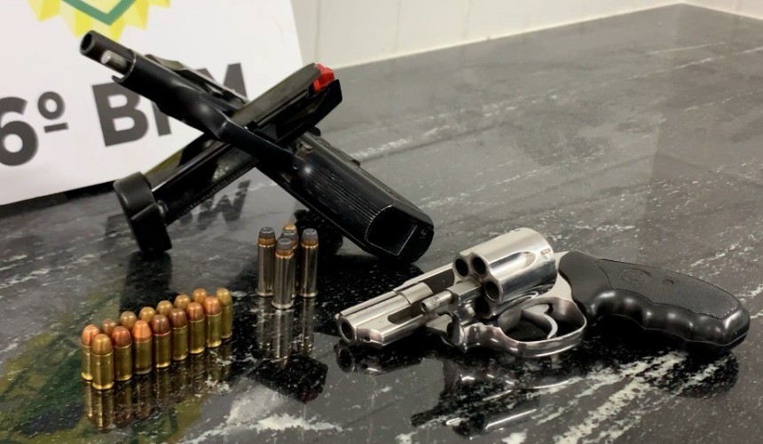 Homem é flagrado pela PM com armas em casa noturna em Cascavel