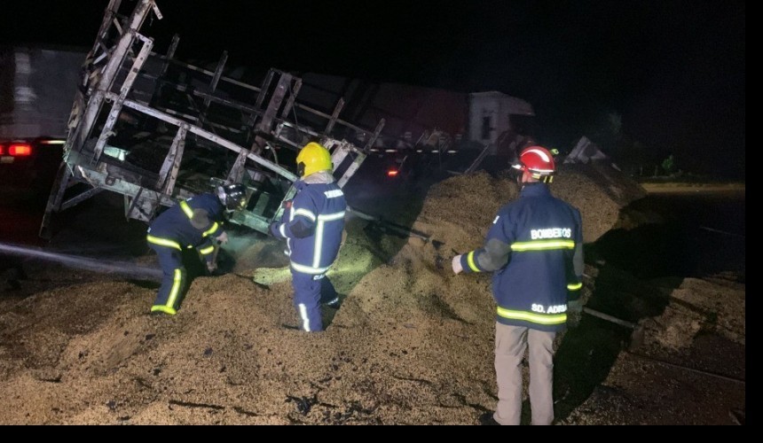 Incêndio destrói compartimento de carga de bitrem na BR 163 em Lindoeste
