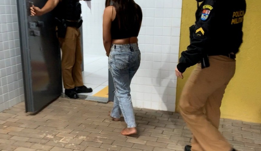 Mulher se recusa a informar nome à PM e vai parar na delegacia