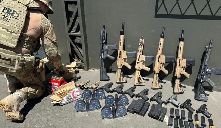 PRF faz grande apreensão de armas e maconha no Paraná