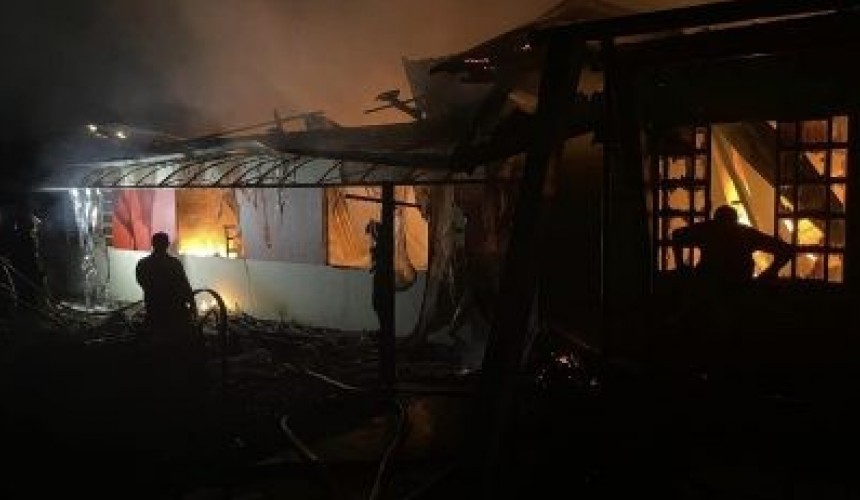 Incêndio destrói prédio da Apae em Coronel Vivida