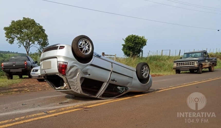 Senhor capota veículo entre a linha Alto Alegre e São Braz em Capitão